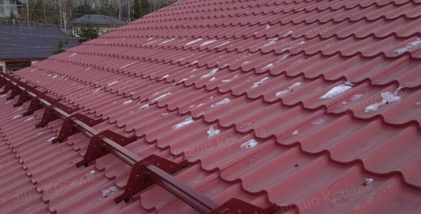 Монтаж снегозадержателей в кровлю из металлочерепицы