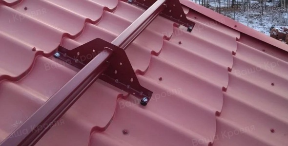 Монтаж снегозадержателей в кровлю из металлочерепицы