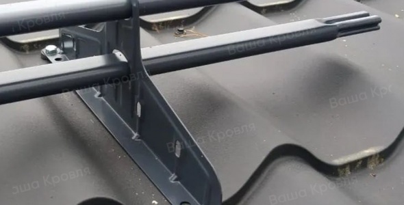 Монтаж снегозадержателей в кровлю из металлочерепицы