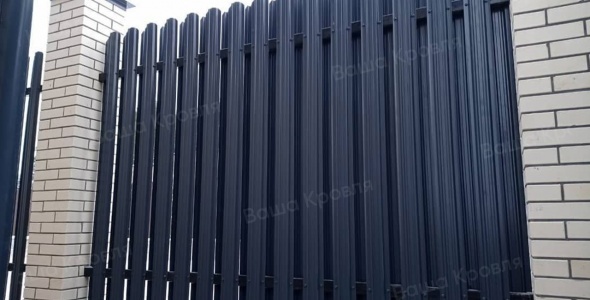 Монтаж забора из металлического штакетника