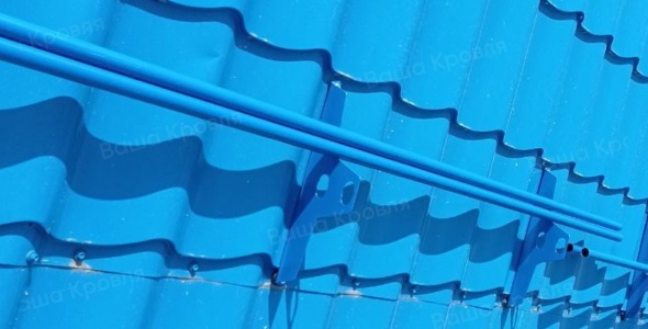 Монтаж снегозадержателей